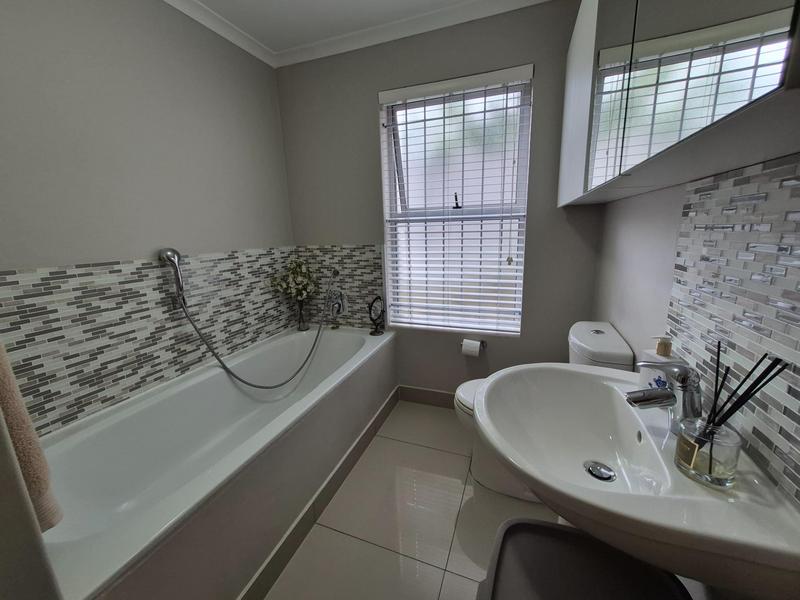 To Let 4 Bedroom Property for Rent in Oude Westhof Western Cape